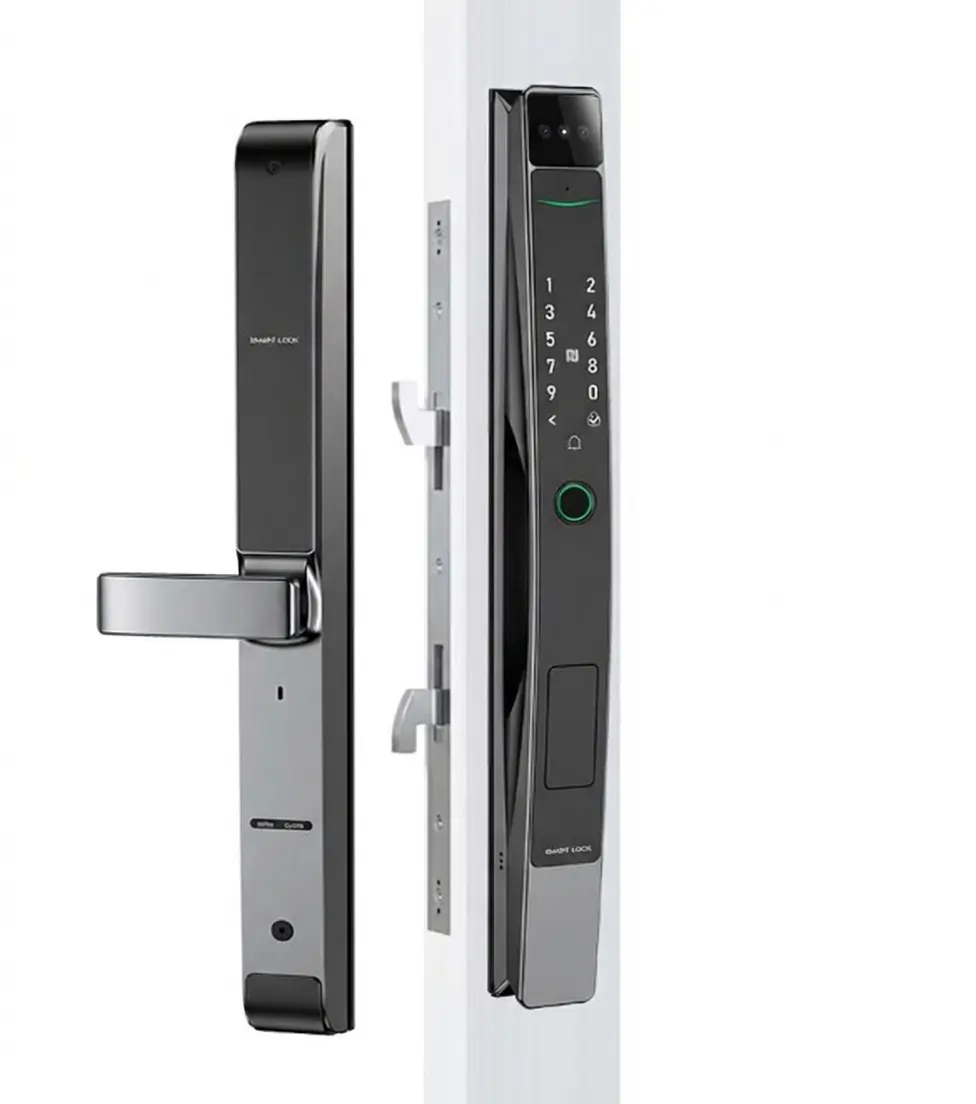 Serrure connectée Smart Lock avec caméra de reconnaissance faciale, lecteur d'empreinte digitale vert, clavier tactile numérique et poignée chromée — vue installation sur porte blanche
